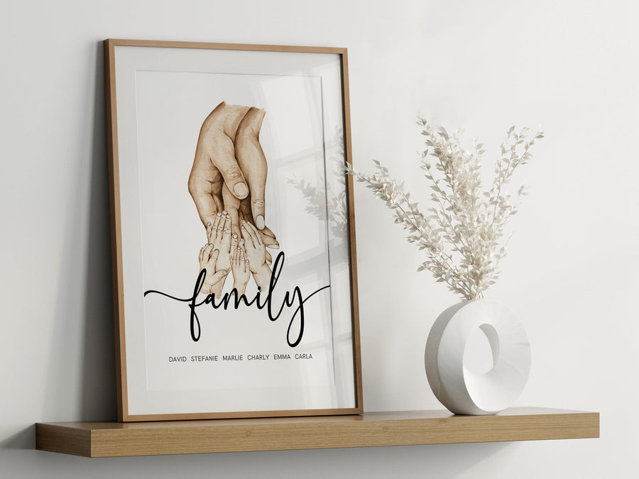 Edler Kunstdruck auf Baumwollcanvas mit stilisierten haltenden Händen und personalisierbarem Familiennamen in modernem Design für Wohnzimmer oder Schlafzimmer.