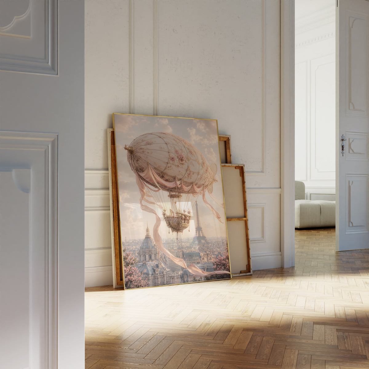 Motiv mit einem cremefarbenen Luftschiff mit Rosenmuster und Satinbändern über Paris, als an die Wand gelehntes Poster neben leeren Rahmen.