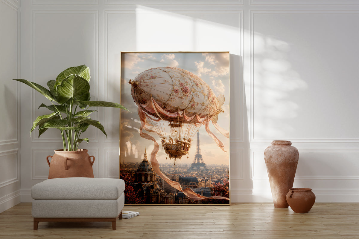 Motiv mit einem cremefarbenen Luftschiff mit Rosenmuster und Satinbändern über Paris, als gerahmtes Poster neben Sessel und Zimmerpflanze.