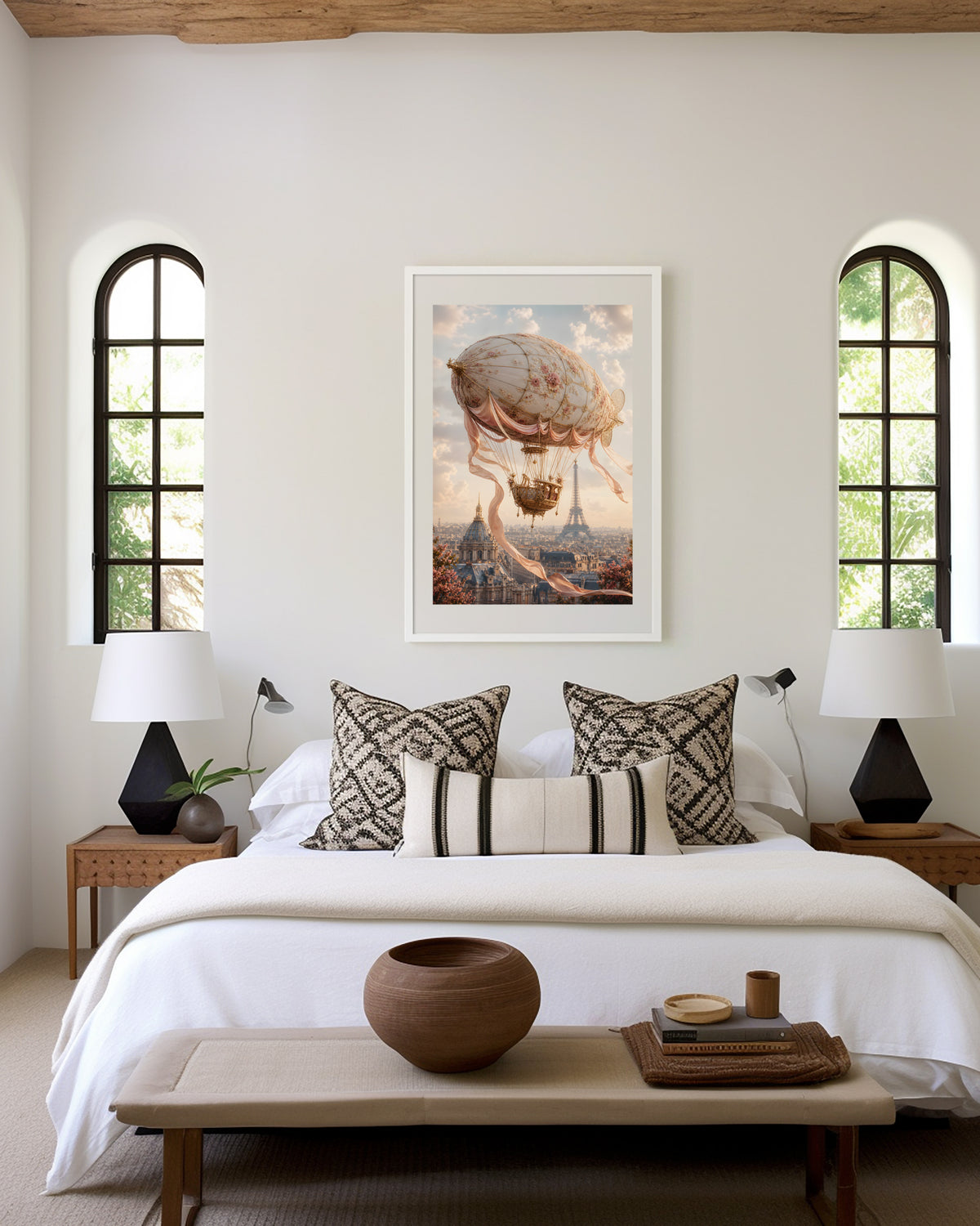 Motiv mit einem cremefarbenen Luftschiff mit Rosenmuster und Satinbändern über Paris, als gerahmtes Poster in den Händen einer Frau.