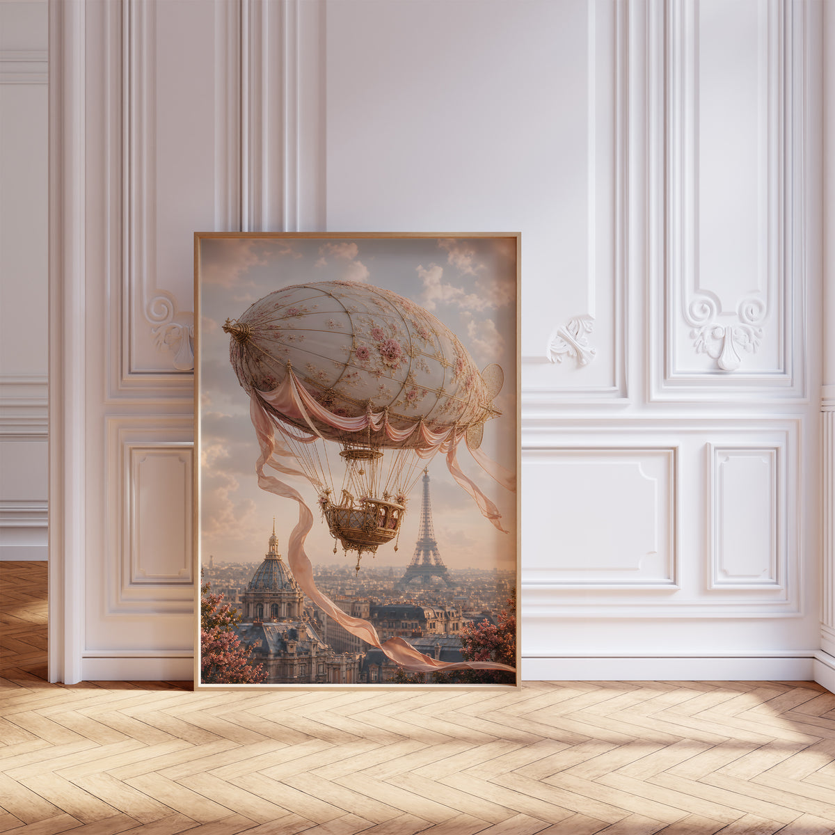 Gerahmtes Poster mit einem cremefarbenen Luftschiff mit Rosenmuster und Satinbändern über Paris, vor einer weißen Wand mit Zierleisten.