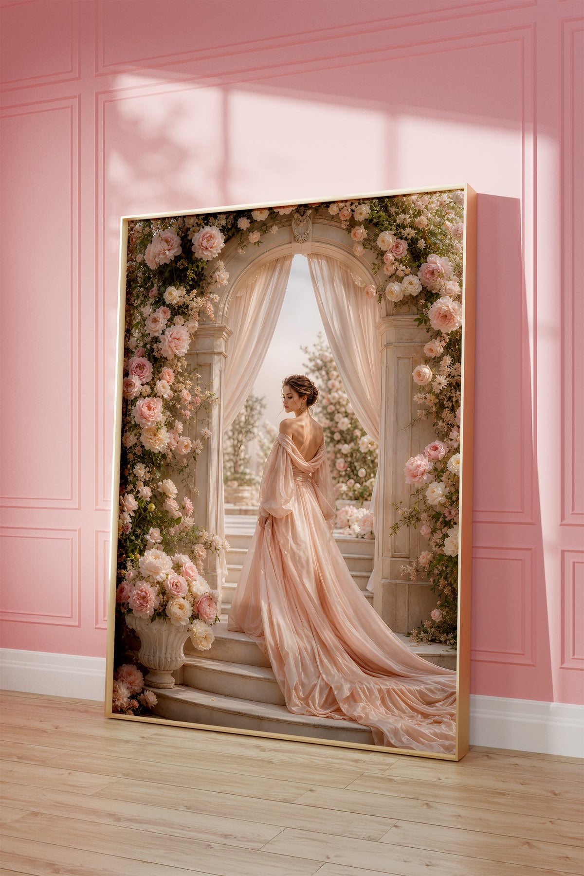 Motiv mit einer Frau im roséfarbenen Abendkleid unter einem üppigen Blütenbogen, als gerahmtes Poster vor einer rosafarbenen Wand.