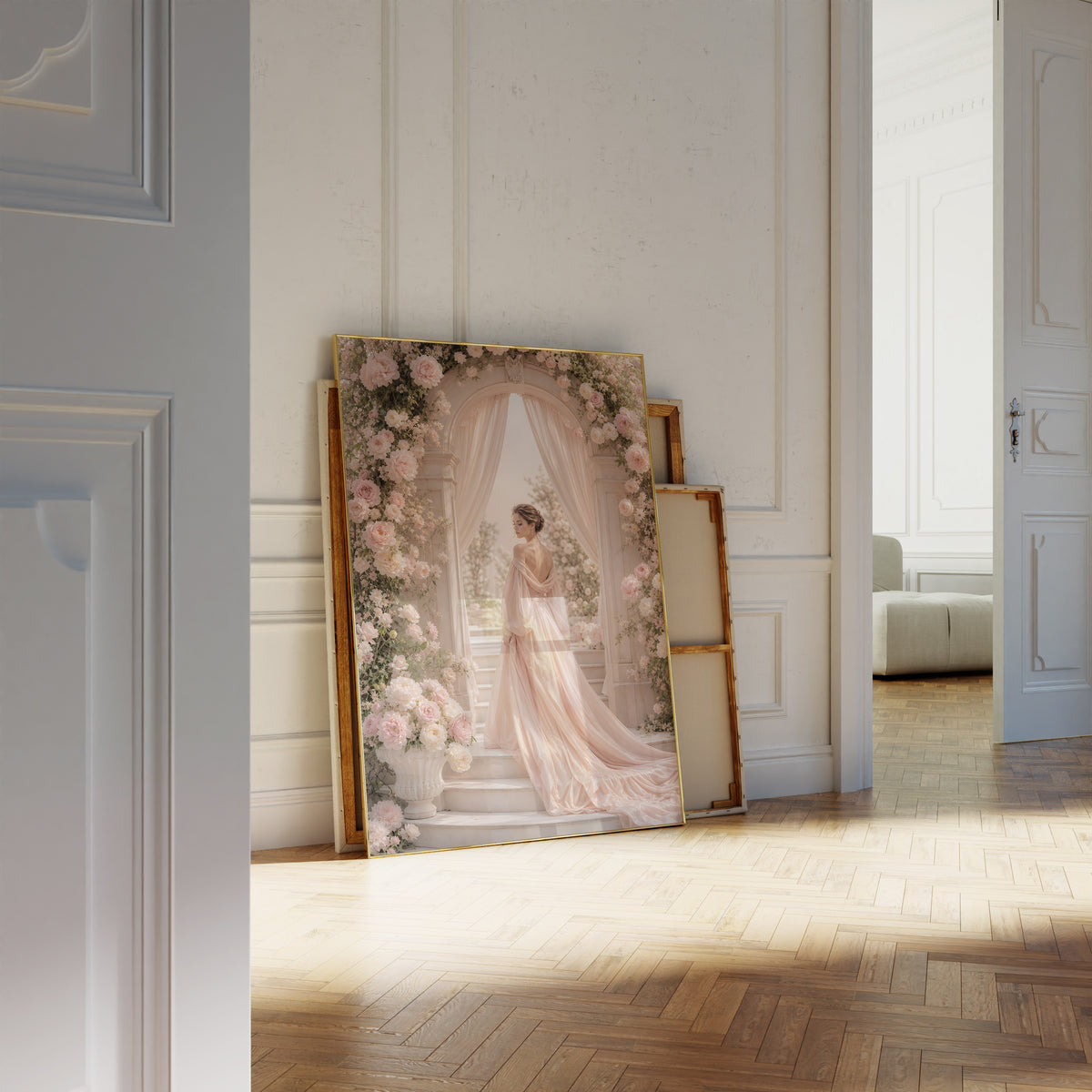 Motiv mit einer Frau im roséfarbenen Abendkleid unter einem üppigen Blütenbogen, als an die Wand gelehntes Poster neben leeren Rahmen.
