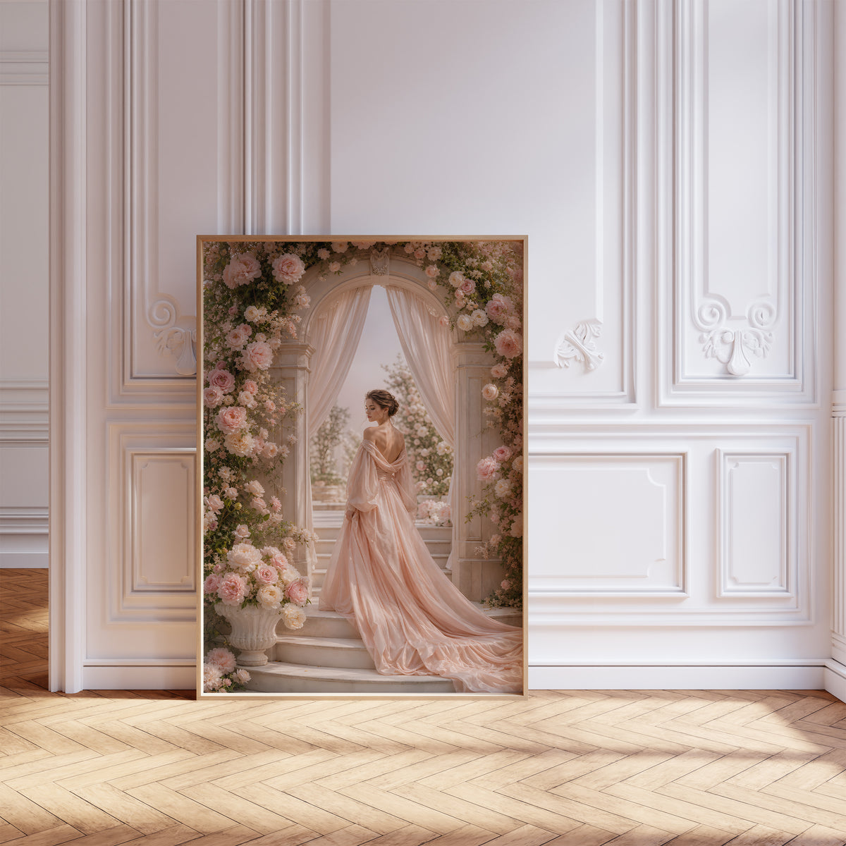 Gerahmtes Poster mit einer Frau im roséfarbenen Abendkleid unter einem üppigen Blütenbogen, vor einer weißen Wand mit Zierleisten.