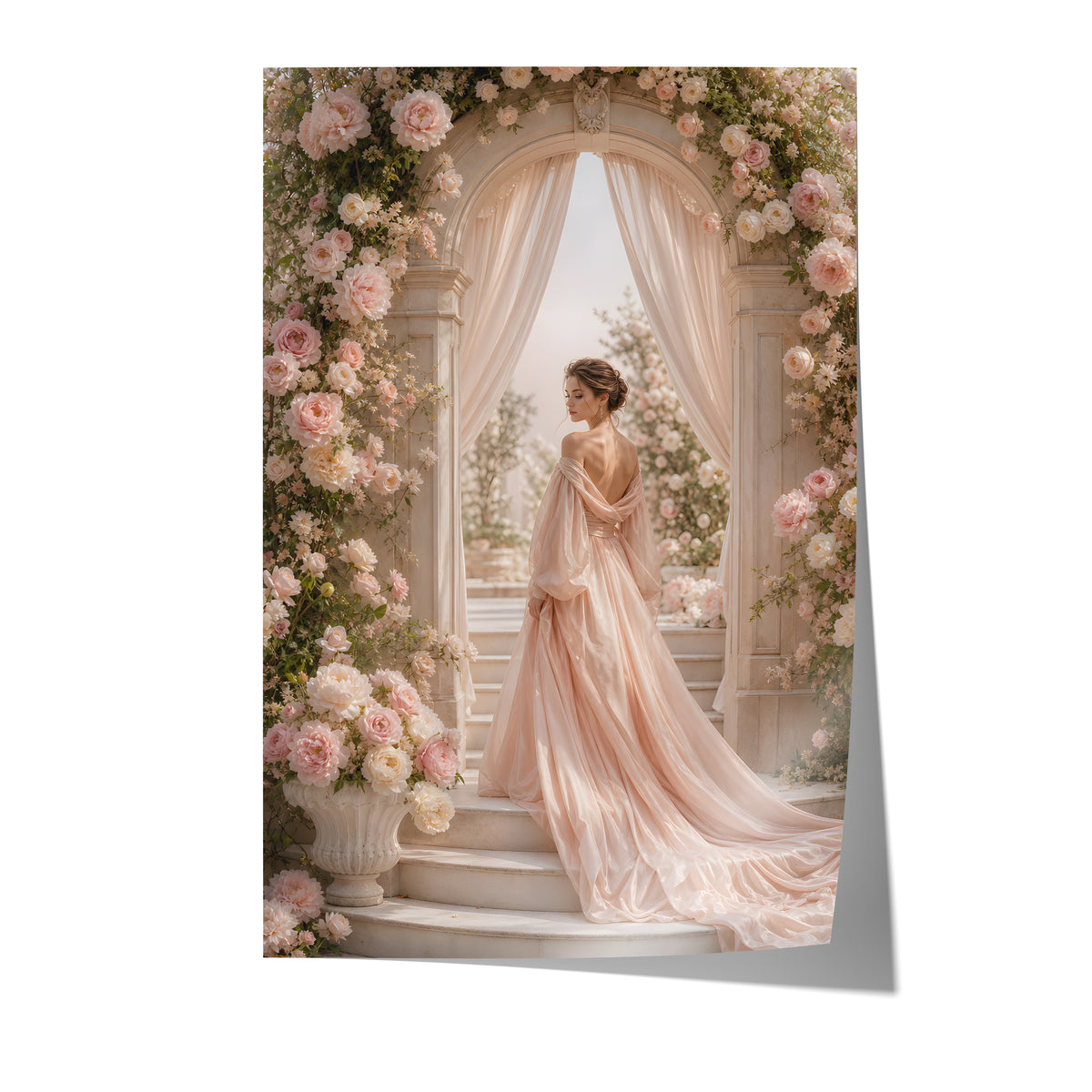 Poster mit einer Frau im roséfarbenen Abendkleid unter einem üppigen Blütenbogen auf weißem Hintergrund.