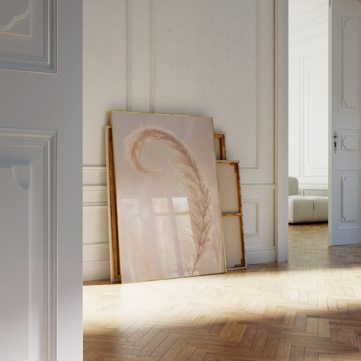 Motiv mit einer nach innen gebogenen beigefarbenen Pampasspitze vor weichem Hintergrund, als an die Wand gelehntes Poster neben leeren Rahmen.