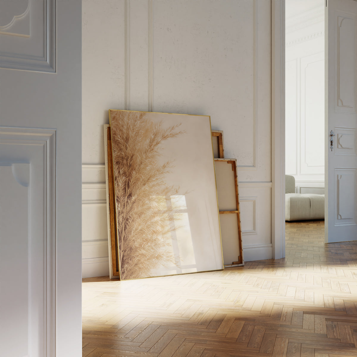 Motiv mit goldbeigen Pampasfasern am linken Rand vor hellem Hintergrund, als an die Wand gelehntes Poster neben leeren Rahmen.