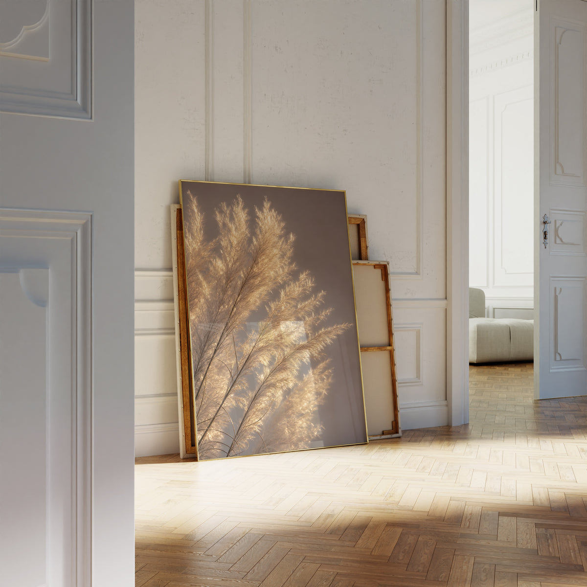 Motiv mit golden beleuchteten feinen Pampasfasern vor dunklem Hintergrund, als an die Wand gelehntes Poster neben leeren Rahmen.