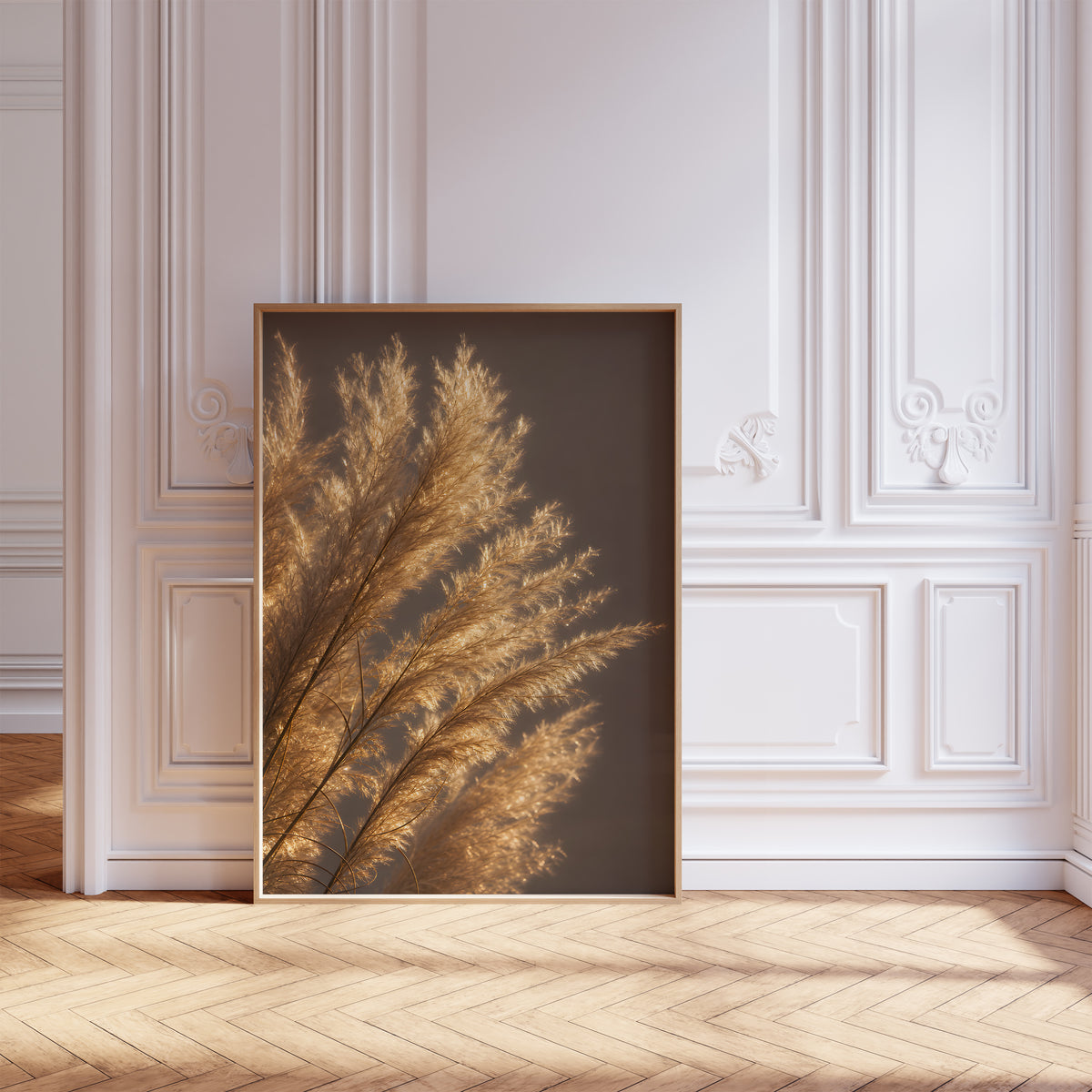 Gerahmtes Poster mit golden beleuchteten feinen Pampasfasern vor dunklem Hintergrund, vor einer weißen Wand mit Zierleisten.