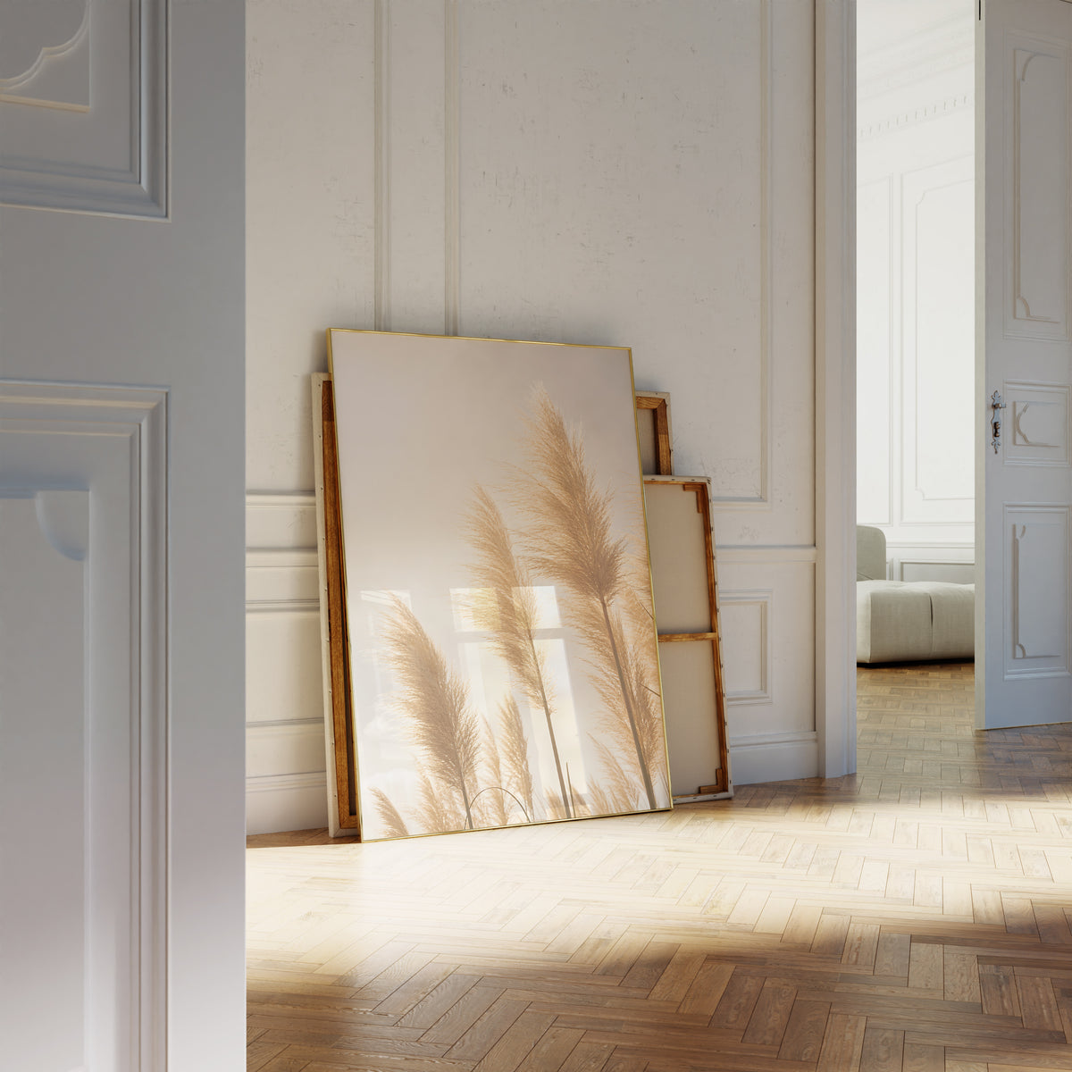 Motiv mit goldenen Pampasgräsern im hellen Gegenlicht, als an die Wand gelehntes Poster neben leeren Rahmen.