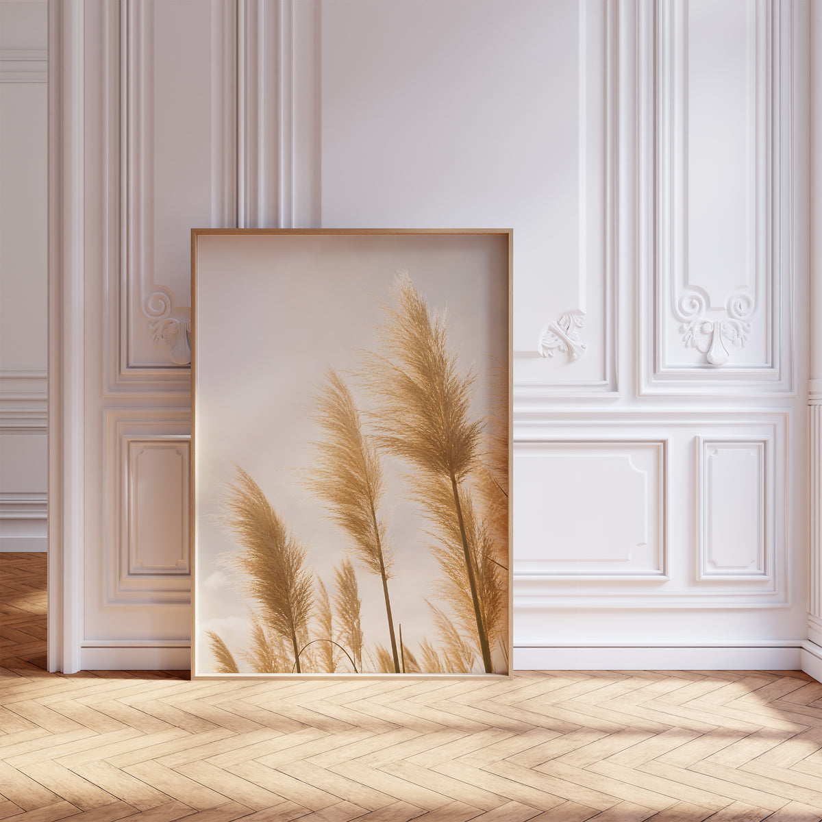 Gerahmtes Poster mit goldenen Pampasgräsern im hellen Gegenlicht, vor einer weißen Wand mit Zierleisten.