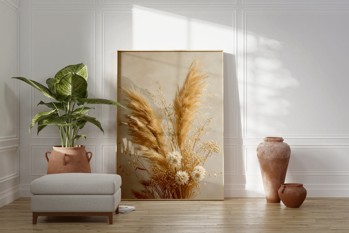 Motiv mit einem goldenen Strauß aus Pampasgras und kleinen hellen Trockenblumen, als gerahmtes Poster neben Sessel und Zimmerpflanze.