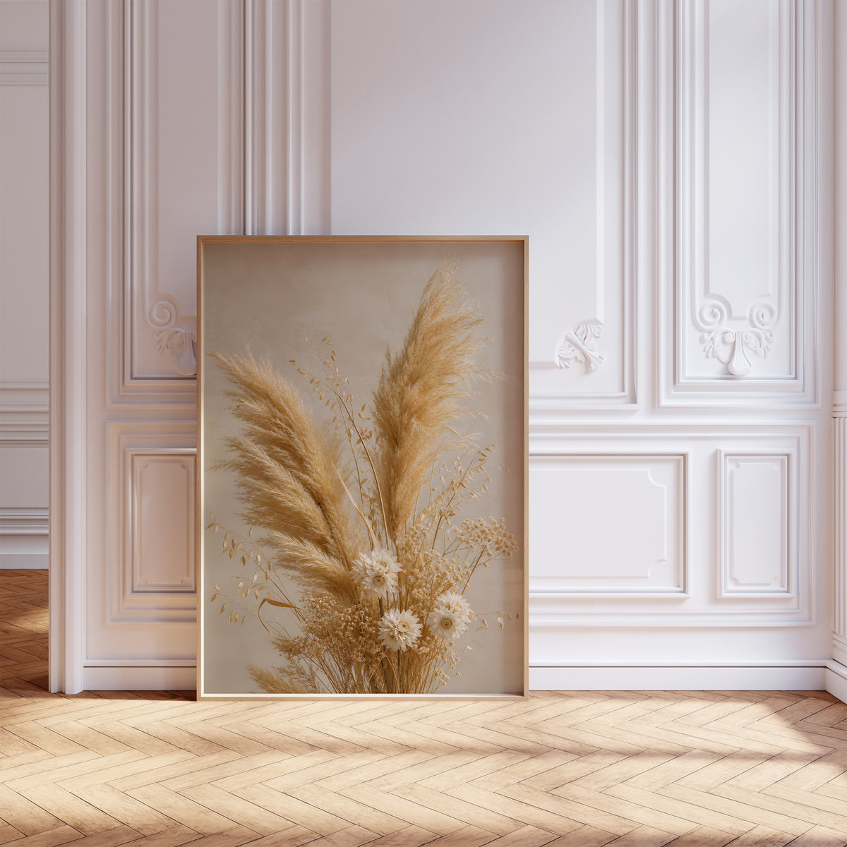 Gerahmtes Poster mit einem goldenen Strauß aus Pampasgras und kleinen hellen Trockenblumen, vor einer weißen Wand mit Zierleisten.