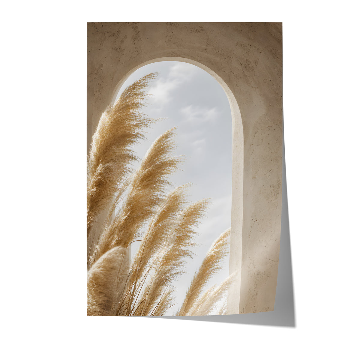 Poster mit goldenen Pampaswedeln vor einem sandfarbenen Rundbogen mit Blick zum Himmel auf weißem Hintergrund.