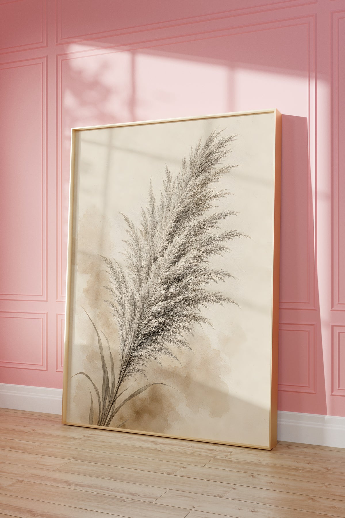 Motiv mit einem grauen Pampaswedel mit zarten beigen Aquarellflächen, als gerahmtes Poster vor einer rosafarbenen Wand.