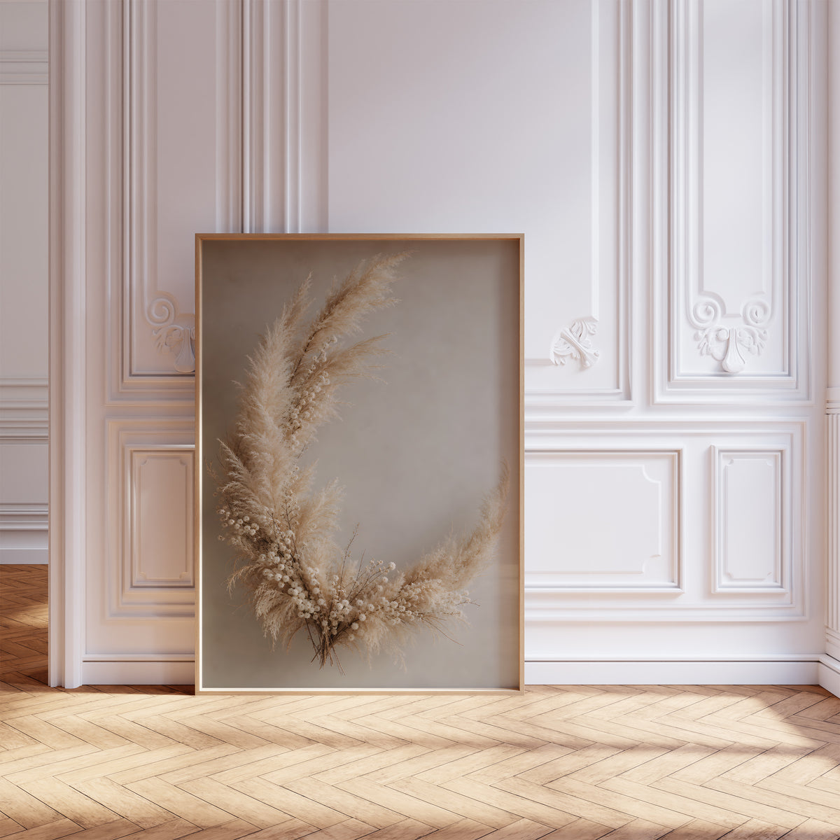 Gerahmtes Poster mit einem halbmondförmigen Arrangement aus Pampasgras und kleinen hellen Trockenblumen, vor einer weißen Wand mit Zierleisten.