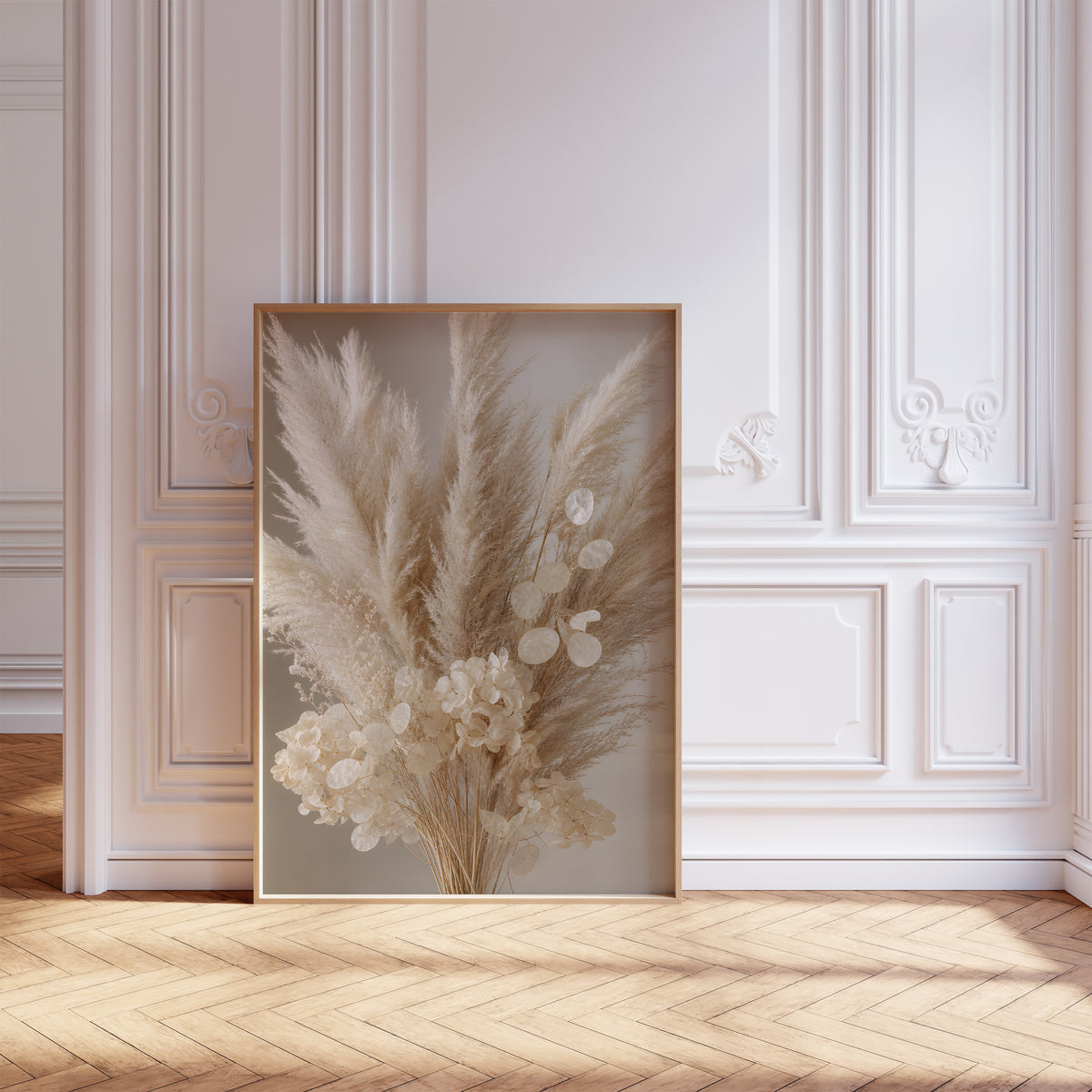 Gerahmtes Poster mit einem cremeweißen Bouquet aus Pampasgras, Silberblatt und hellen Blüten, vor einer weißen Wand mit Zierleisten.
