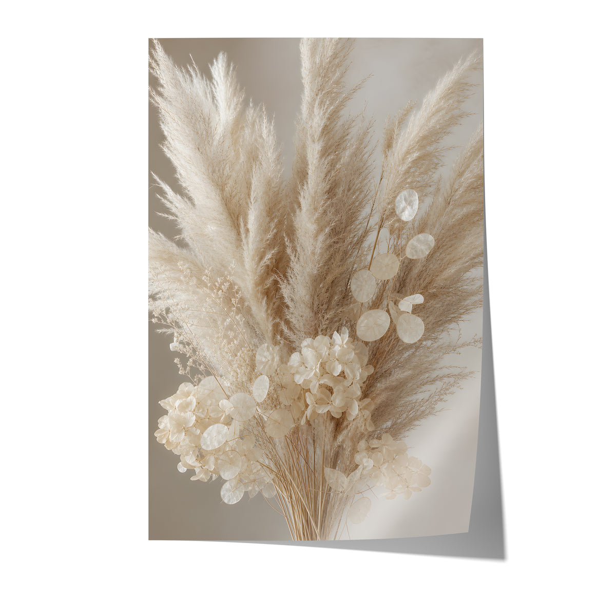 Poster mit einem cremeweißen Bouquet aus Pampasgras, Silberblatt und hellen Blüten auf weißem Hintergrund.