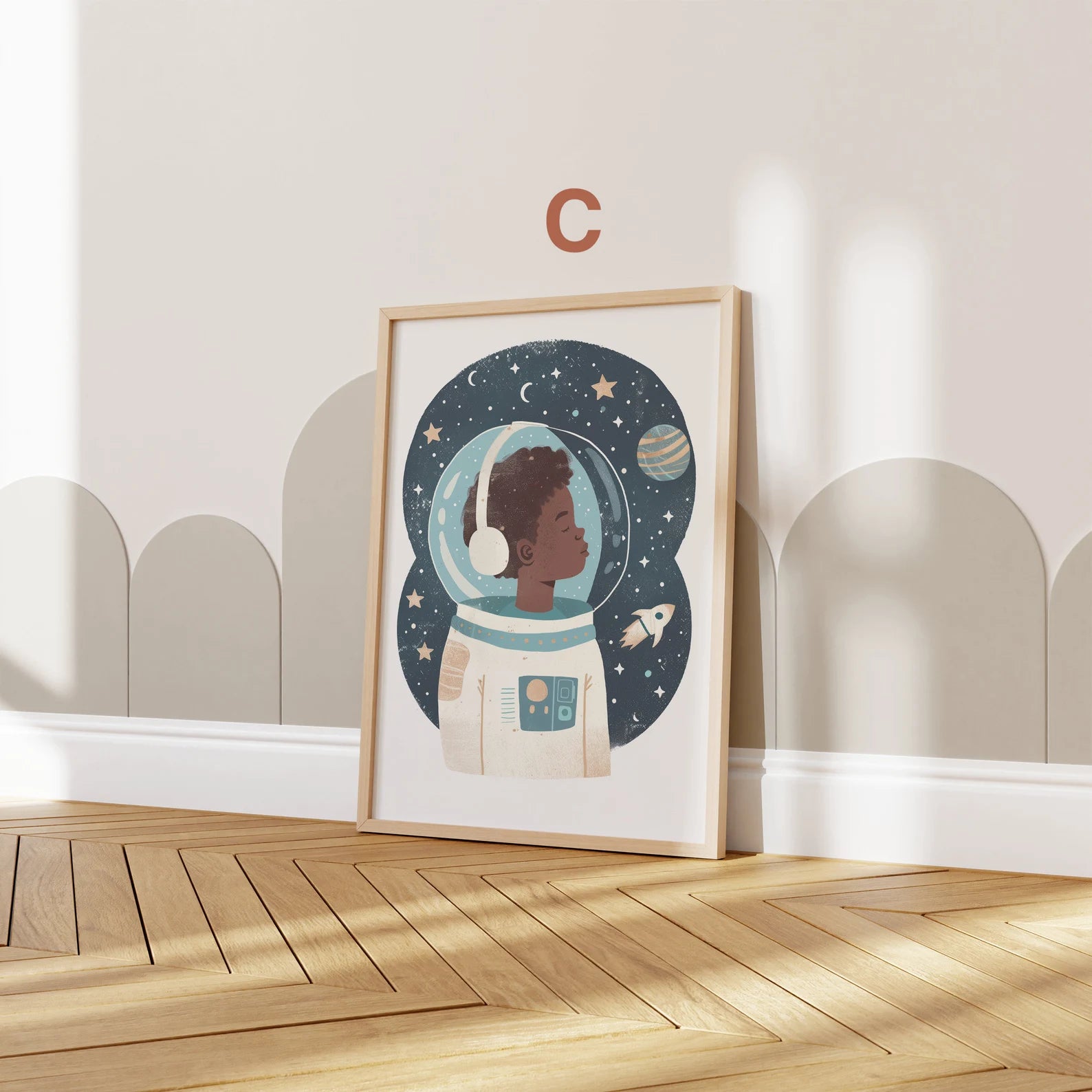Charmantes Astronautenmotiv in einem Kinderzimmer von justgoodmood – kreative Deko für junge Entdecker.