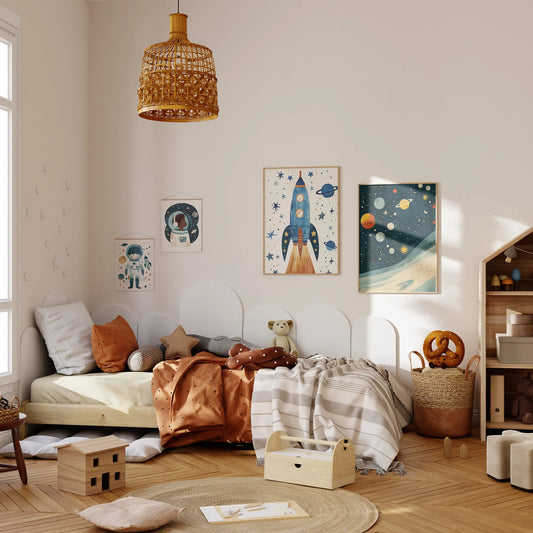 Gemütliches Kinderzimmer mit Astronauten- und Raketenpostern von justgoodmood. Farbenfrohe Weltraumgestaltung für eine inspirierende Umgebung.