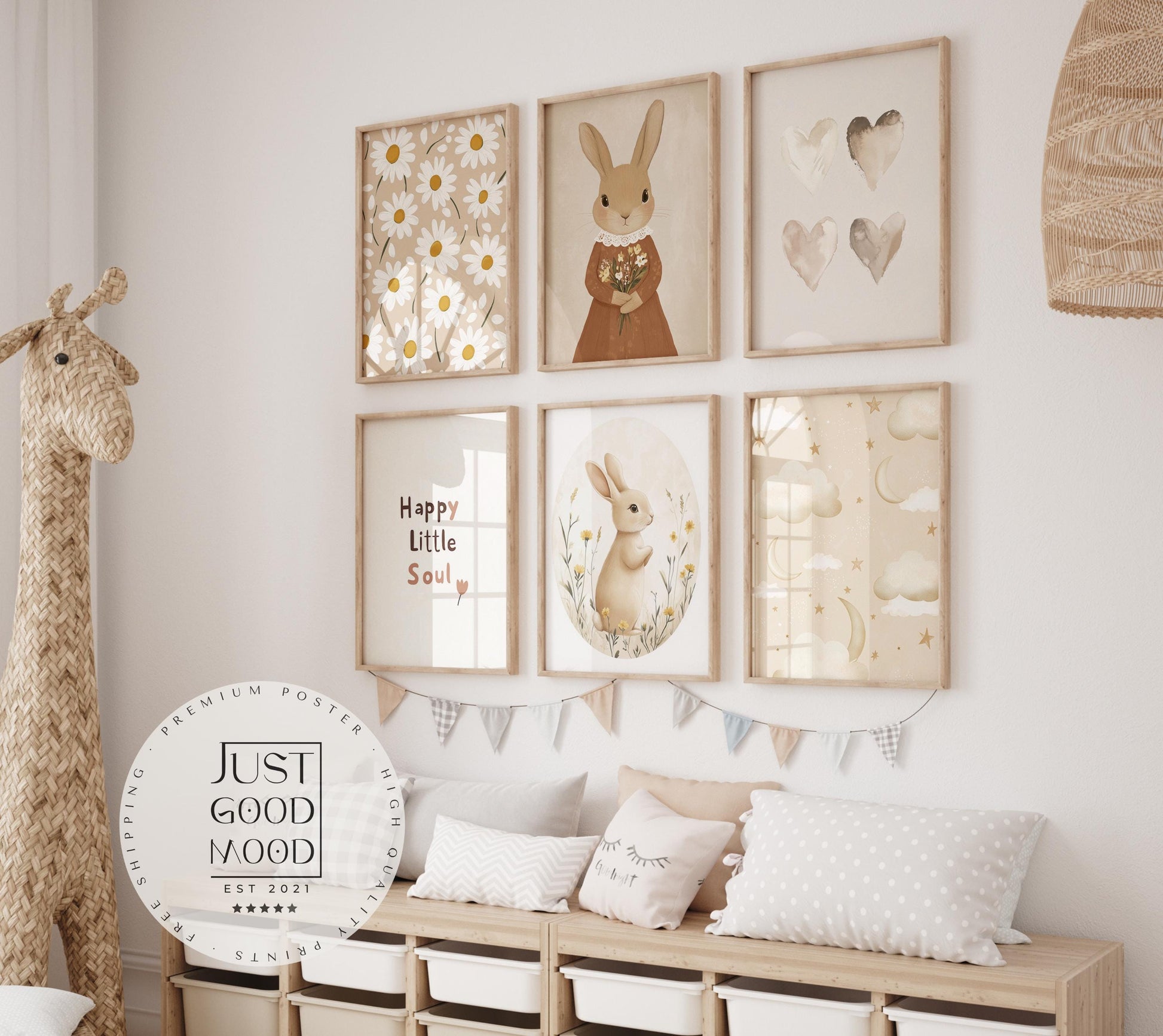 Schöne Kinderzimmer-Dekoration mit süßen Hasenpostern von JUSTGOODMOOD. Das Wandbild ist ideal für das Babyzimmer, modern, minimalistisch und vermittelt Freude.