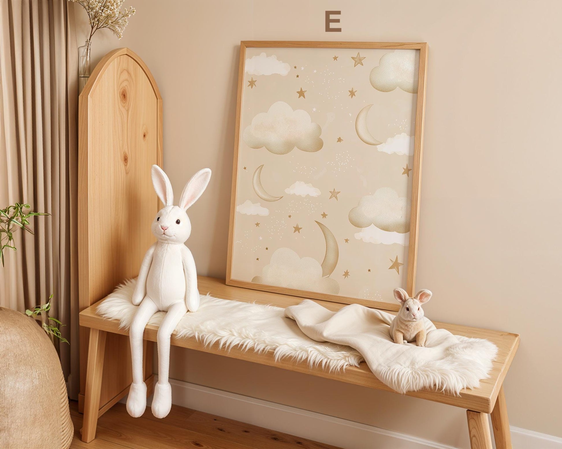 Süße Hasen Poster Kinderzimmer von JUSTGOODMOOD, dargestellt mit einer Hasenpuppe und einem bezaubernden Kunstwerk von Wolken und Sternen, ideal für die Babyzimmerdeko.