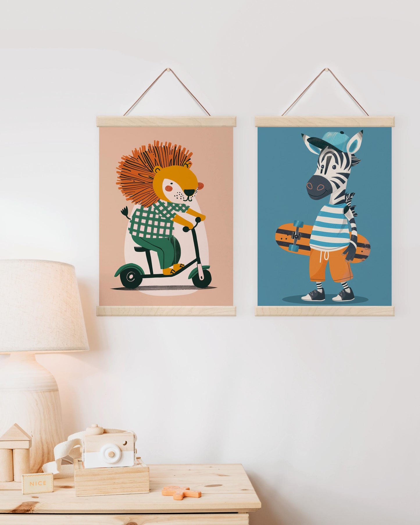Lustige Tierwelt Poster Kinderzimmer · Geschenkidee für Kinder · Radfahrender Affe · E-Scooter Spaß ·Stylisches Zebra·Deko Print ohne Rahmen
