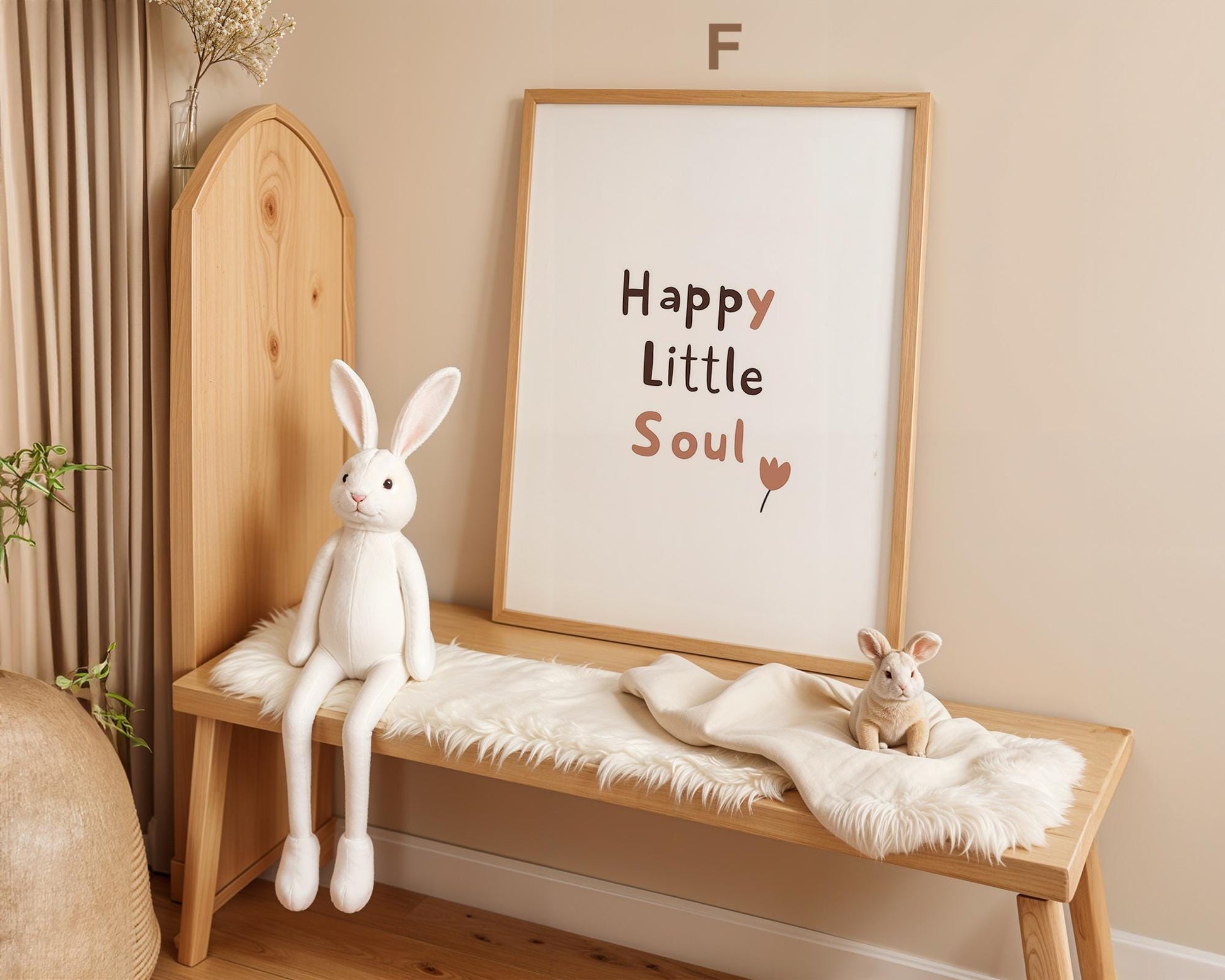 Süße Hasen Poster Kinderzimmer von JUSTGOODMOOD, kombiniert mit einer verspielten Hasenpuppe und einem fröhlichen Kunstwerk mit der Aufschrift 'Happy Little Soul' an der Wand.