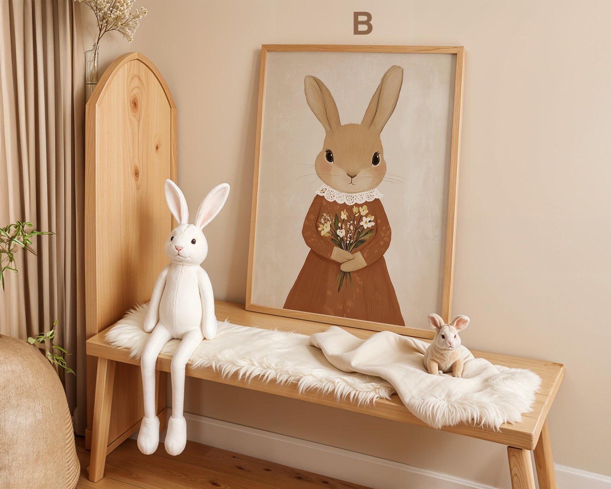 Niedliche Einrichtung mit einem Hasenposter von JUSTGOODMOOD. Das Kinderzimmer bleibt modern und stilvoll mit diesem freundlichen und charmanten Dekobild.