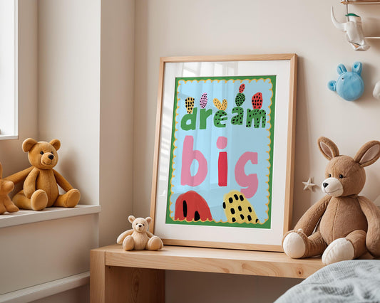 Kreatives Kinderzimmer mit dem inspirierenden Poster "Dream Big" von JUSTGOODMOOD. Bunte Farben und gemütliche Plüschtiere schaffen eine einladende und fröhliche Stimmung.