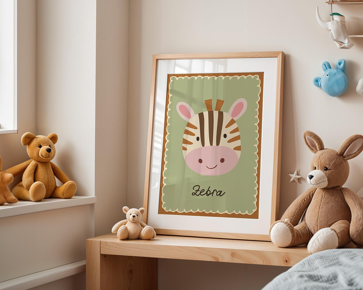 Poster Kinderzimmer Zebra · Niedliches Tiermotiv auf Grün · Safari Deko für Babyzimmer · Liebevoll illustriert · Dekoprint ohne Rahmen
