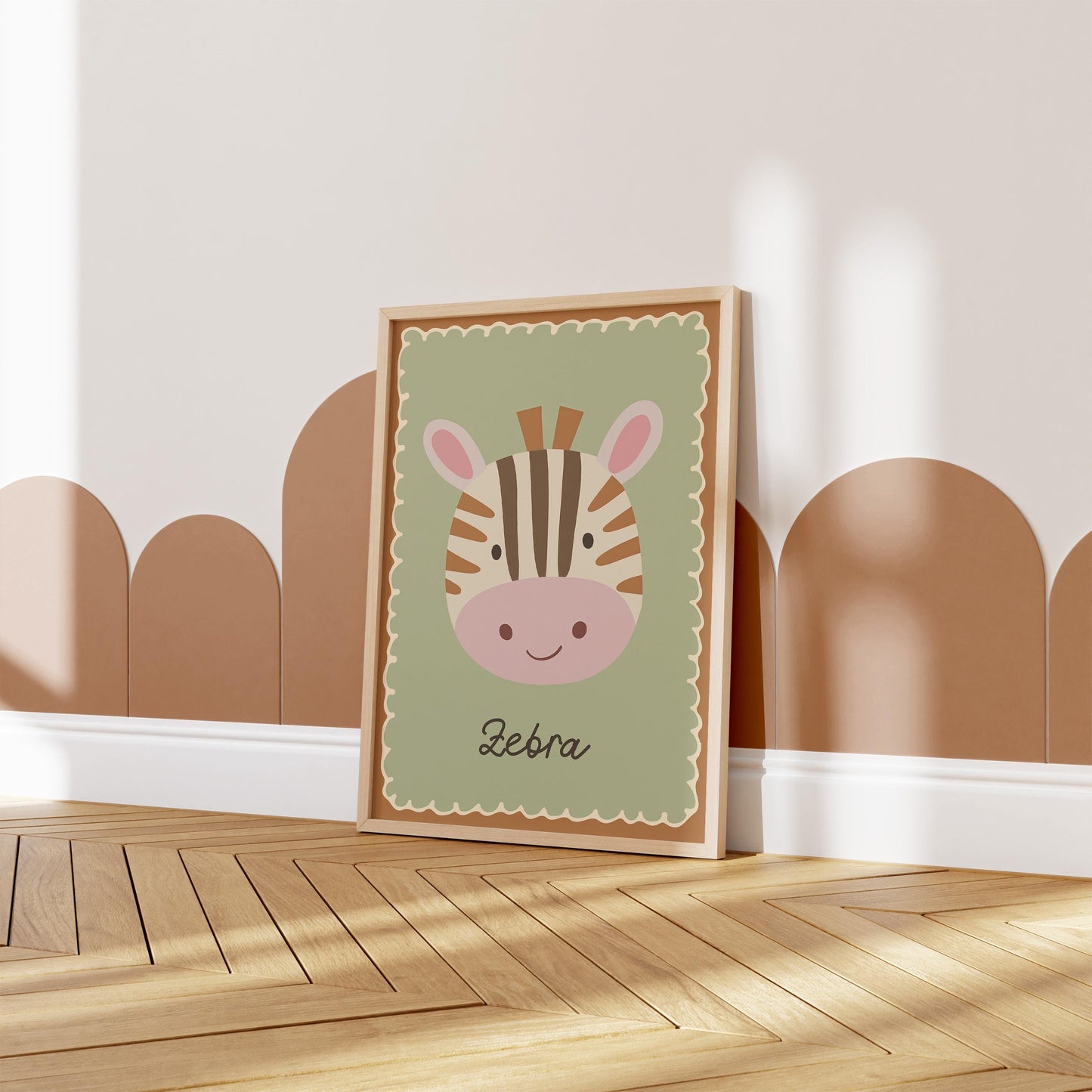 Poster Kinderzimmer Zebra · Niedliches Tiermotiv auf Grün · Safari Deko für Babyzimmer · Liebevoll illustriert · Dekoprint ohne Rahmen