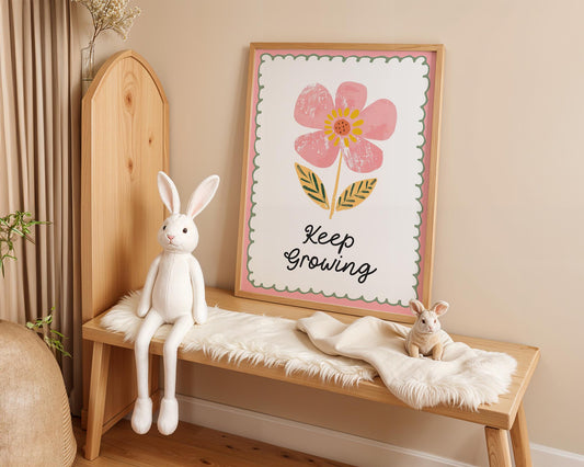 Poster Kinderzimmer Blume · Keep Growing Spruch · Liebevolle Deko mit Botschaft · Pastellfarben & Naturmotiv · Dekoprint ohne Rahmen