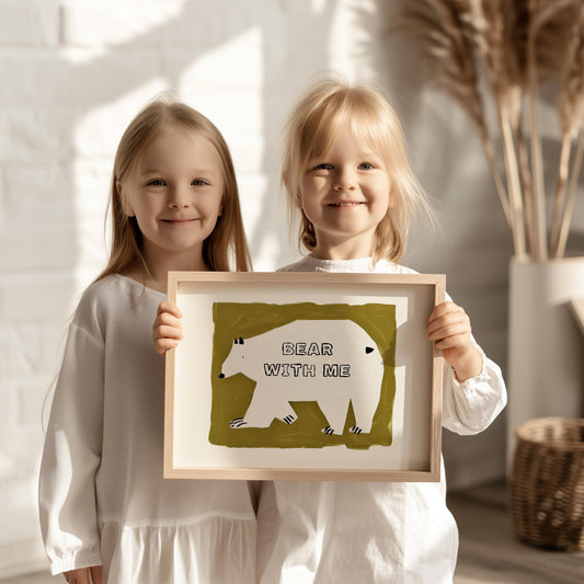 Poster Kinderzimmer Bär · Bear With Me Wortspiel · Lustiges Tierposter mit Spruch · Coole Wanddeko für Kinderzimmer · Dekoprint ohne Rahmen