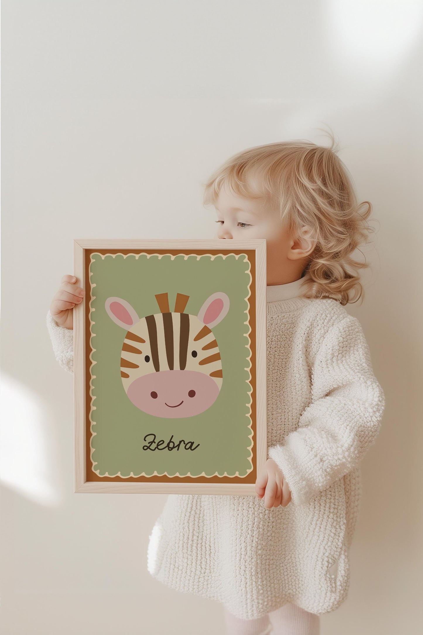 Poster Kinderzimmer Zebra · Niedliches Tiermotiv auf Grün · Safari Deko für Babyzimmer · Liebevoll illustriert · Dekoprint ohne Rahmen