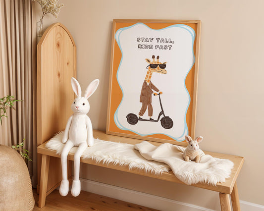Poster Kinderzimmer Giraffe · Stay Tall, Ride Fast · Lustiges Tier auf Roller · Coole Wanddeko im Retro Look · Dekoprint ohne Rahmen