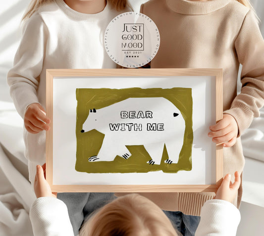 Poster Kinderzimmer Bär · Bear With Me Wortspiel · Lustiges Tierposter mit Spruch · Coole Wanddeko für Kinderzimmer · Dekoprint ohne Rahmen