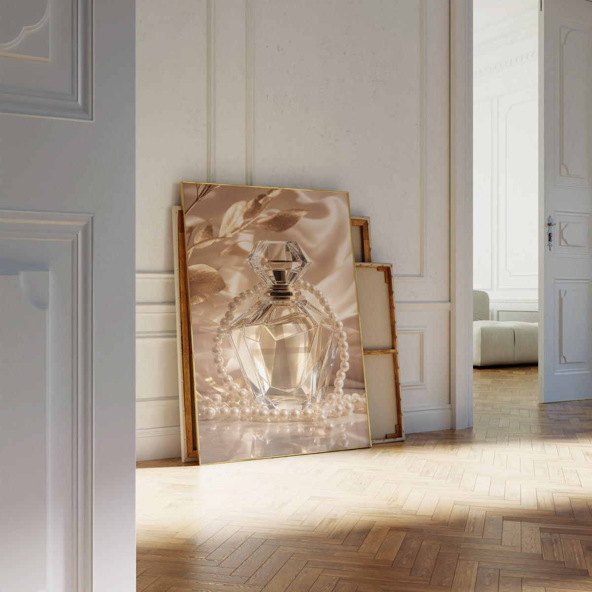 Motiv mit einem goldfarbenen Kristall-Parfumflakon mit Perlenkette auf Satin, als an die Wand gelehntes Poster neben leeren Rahmen.