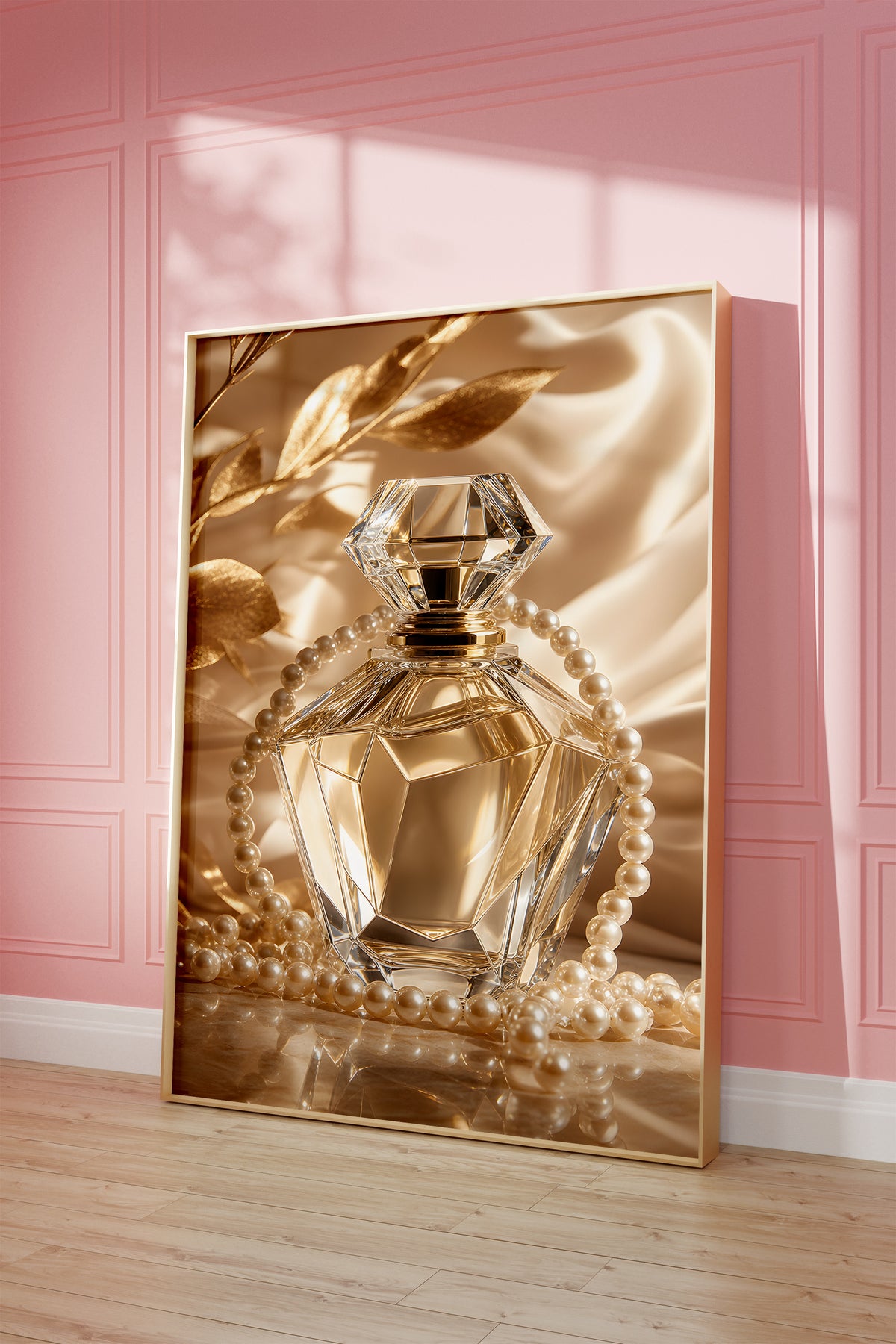Motiv mit einem goldfarbenen Kristall-Parfumflakon mit Perlenkette auf Satin, als gerahmtes Poster vor einer rosafarbenen Wand.