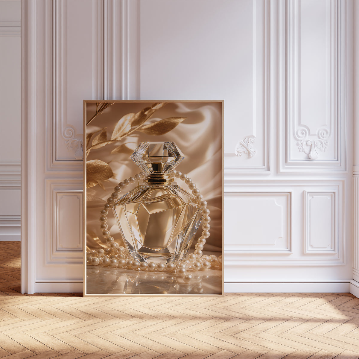 Gerahmtes Poster mit einem goldfarbenen Kristall-Parfumflakon mit Perlenkette auf Satin, vor einer weißen Wand mit Zierleisten.