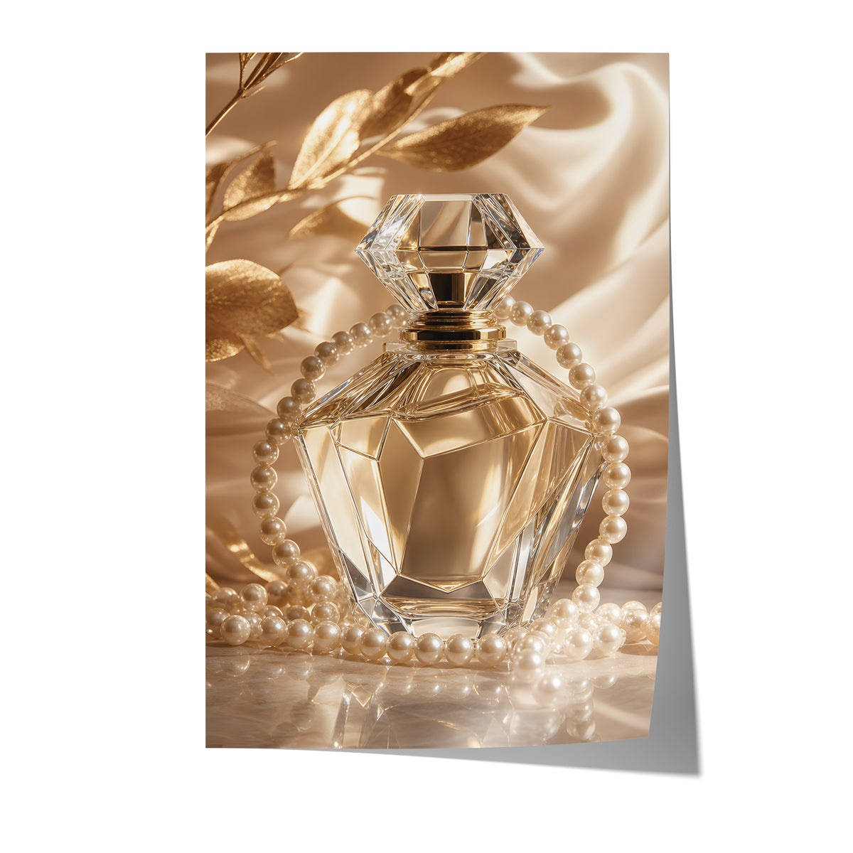 Poster mit einem goldfarbenen Kristall-Parfumflakon mit Perlenkette auf Satin auf weißem Hintergrund.