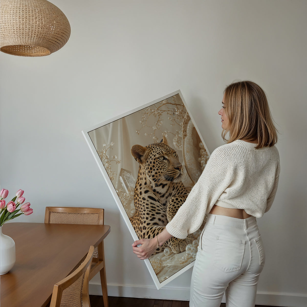 Motiv mit einem Leoparden zwischen cremefarbenen Perlen und goldenen Zweigen, über einem Bett im hellen Schlafzimmer.