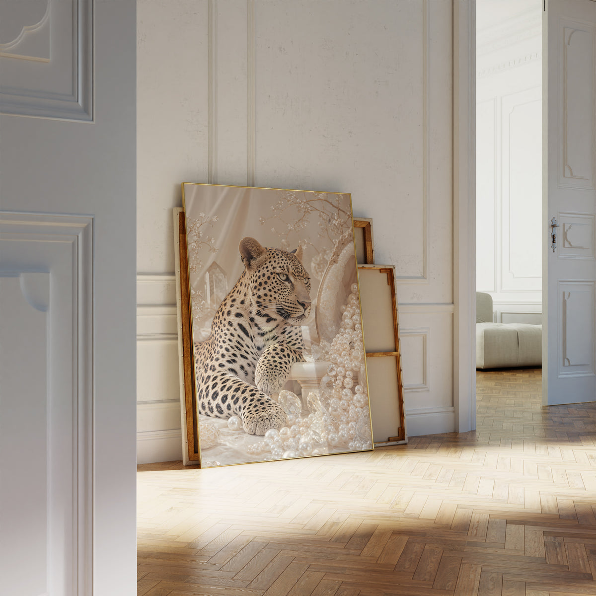 Motiv mit einem Leoparden zwischen cremefarbenen Perlen und goldenen Zweigen, als an die Wand gelehntes Poster neben leeren Rahmen.