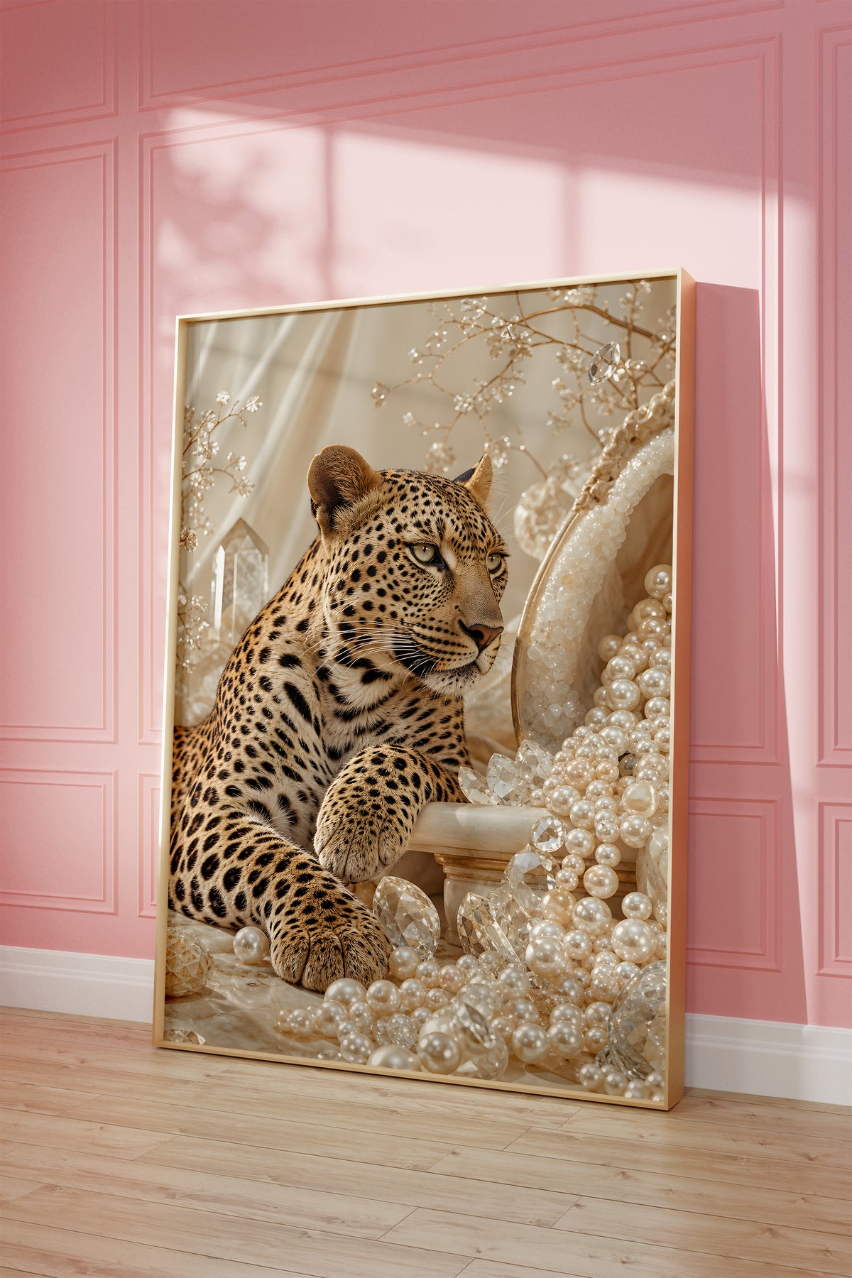 Motiv mit einem Leoparden zwischen cremefarbenen Perlen und goldenen Zweigen, als gerahmtes Poster vor einer rosafarbenen Wand.