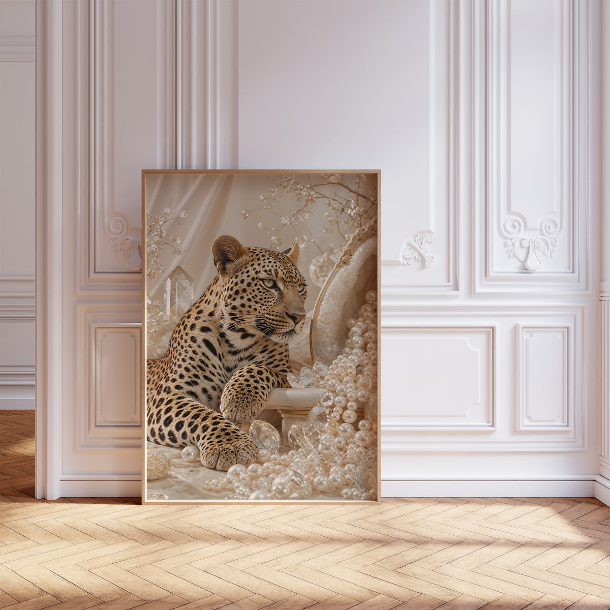 Gerahmtes Poster mit einem Leoparden zwischen cremefarbenen Perlen und goldenen Zweigen, vor einer weißen Wand mit Zierleisten.