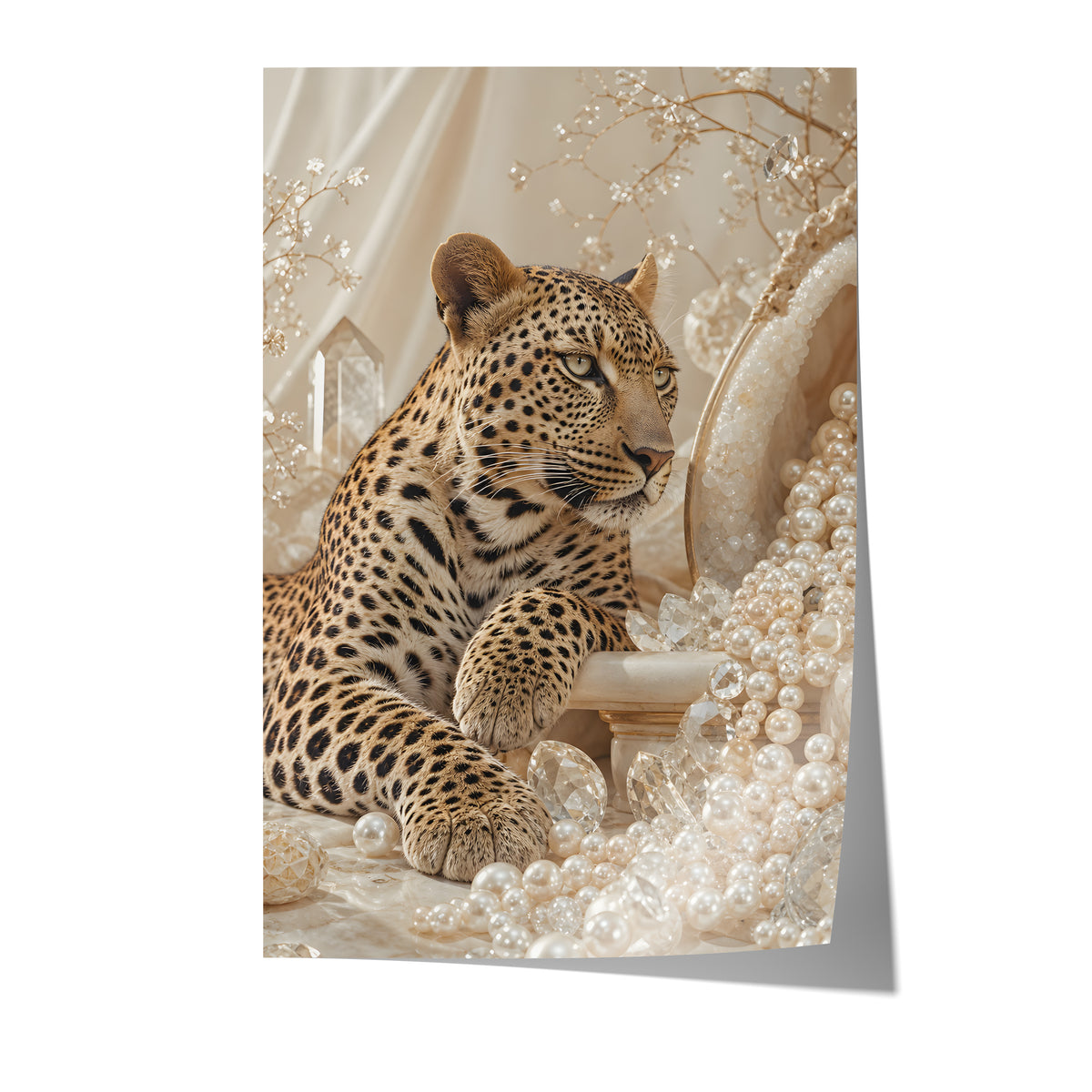 Poster mit einem Leoparden zwischen cremefarbenen Perlen und goldenen Zweigen auf weißem Hintergrund.