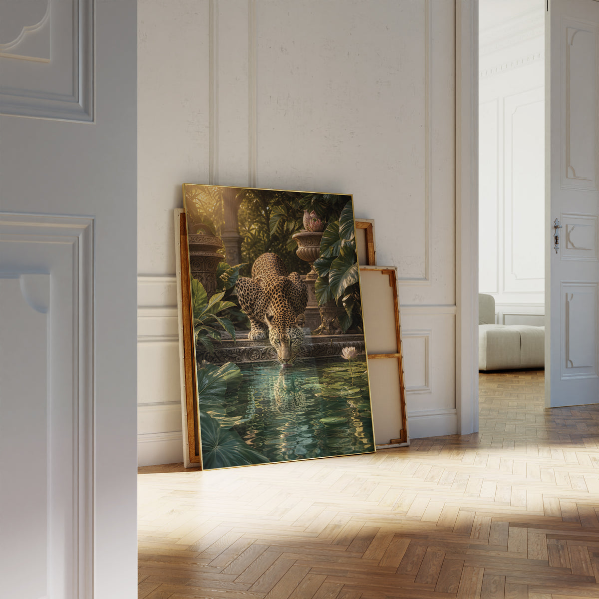 Motiv mit einem trinkenden Leoparden an einem Teich mit tropischen Pflanzen, als an die Wand gelehntes Poster neben leeren Rahmen.