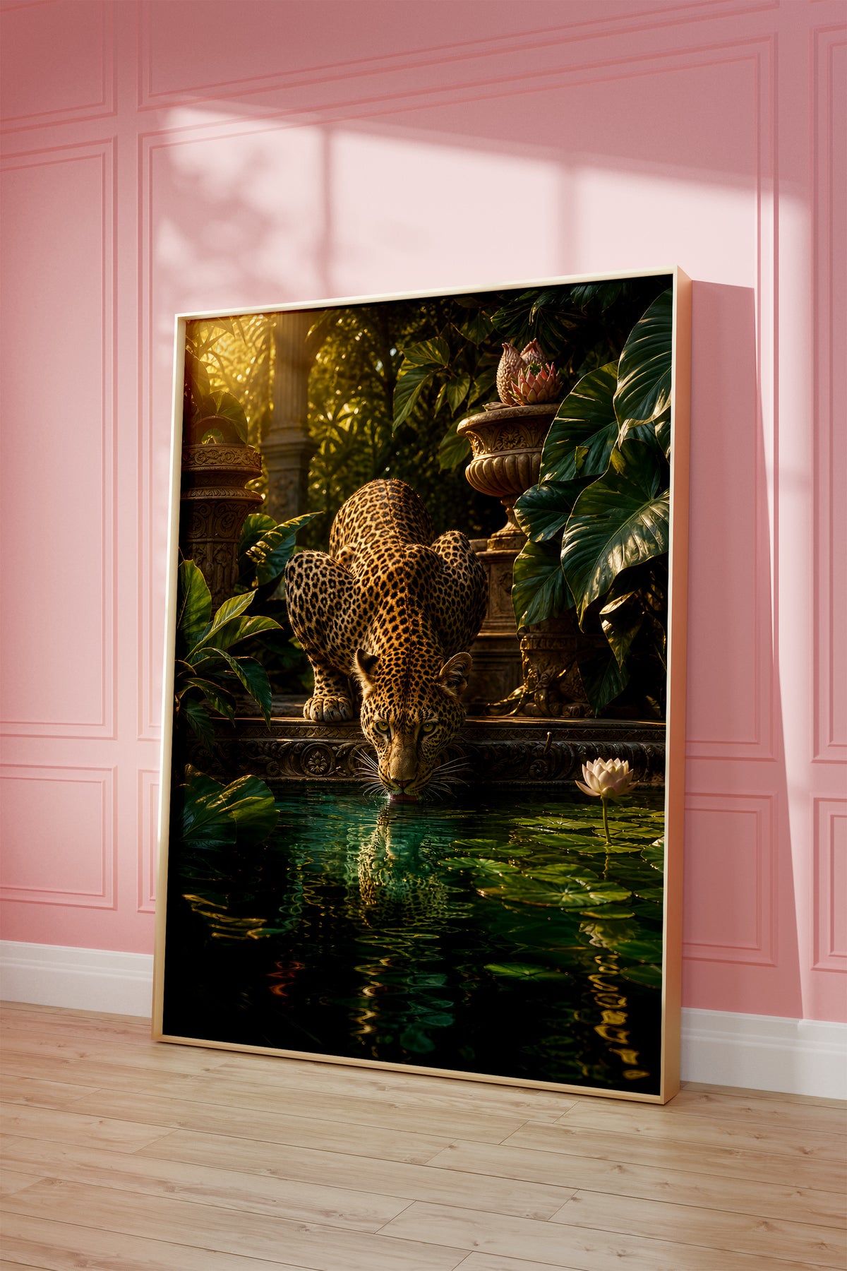 Motiv mit einem trinkenden Leoparden an einem Teich mit tropischen Pflanzen, als gerahmtes Poster vor einer rosafarbenen Wand.