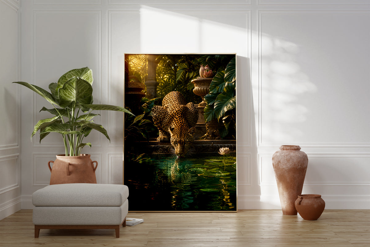 Motiv mit einem trinkenden Leoparden an einem Teich mit tropischen Pflanzen, als gerahmtes Poster neben Sessel und Zimmerpflanze.