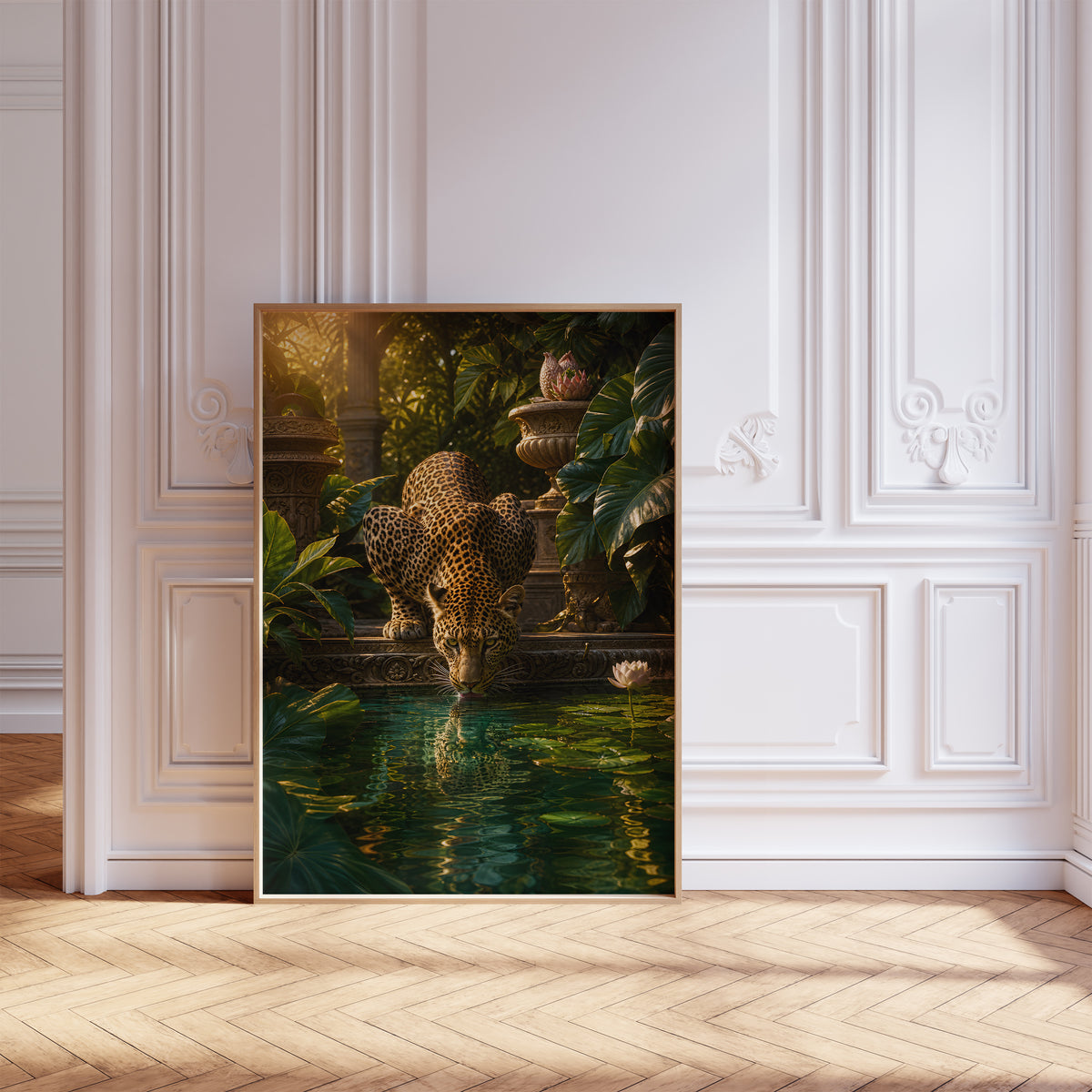 Gerahmtes Poster mit einem trinkenden Leoparden an einem Teich mit tropischen Pflanzen, vor einer weißen Wand mit Zierleisten.